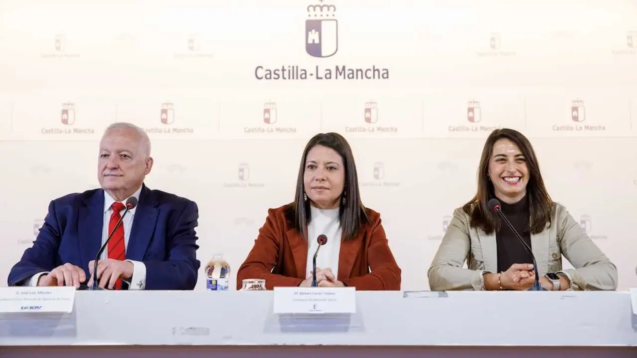 La consejera de Bienestar Social, B&aacute;rbara Garc&iacute;a Torijano, presenta la campa&ntilde;a de Turismo Social para personas mayores de 2026 en el sal&oacute;n de actos de la Consejer&iacute;a de Bienestar Social.