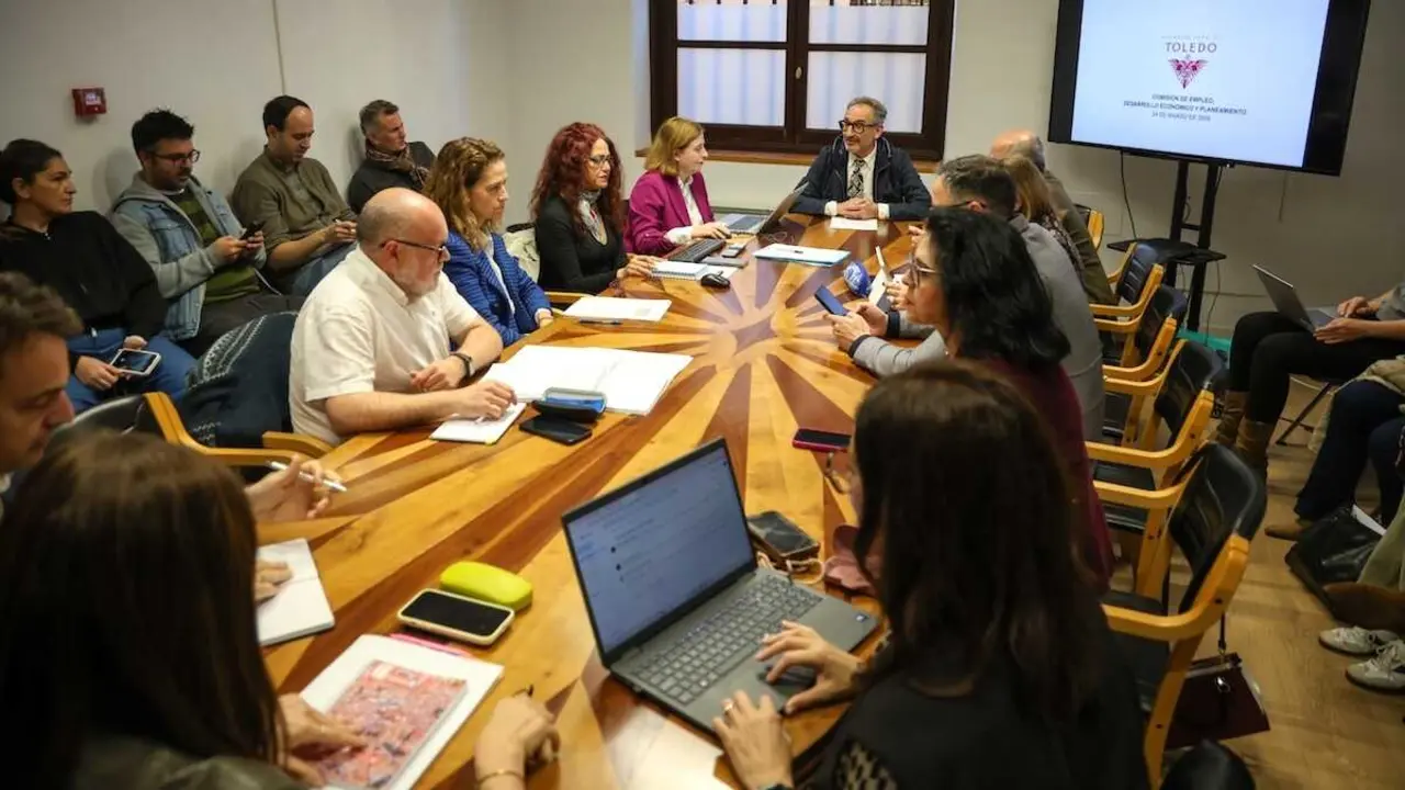 En la imagen un instante de la reuni&oacute;n de la Comisi&oacute;n de Urbanismo del Ayuntamiento de Toledo
