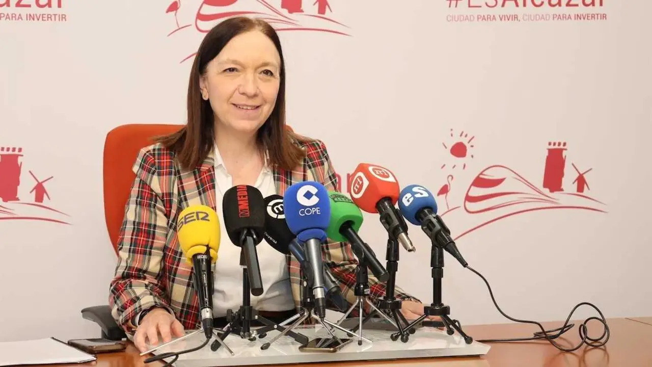 La alcaldesa de Alc&aacute;zar de San Juan (Ciudad Real), Rosa Melchor, en rueda de prensa