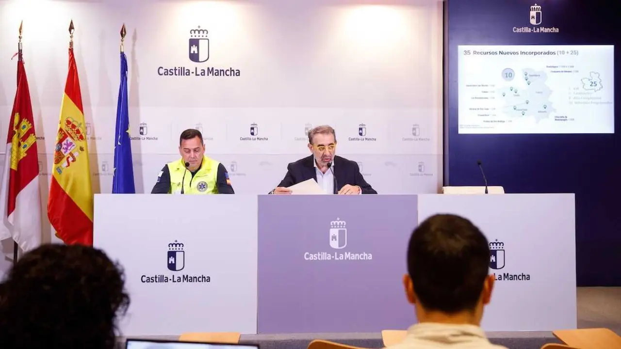 El consejero de Sanidad, Jes&uacute;s Fern&aacute;ndez Sanz, y el director de la Gerencia de Urgencias, Emergencias y Transporte Sanitario, Alberto L&oacute;pez Ballesteros, presentan el nuevo contrato del transporte sanitario terrestre.