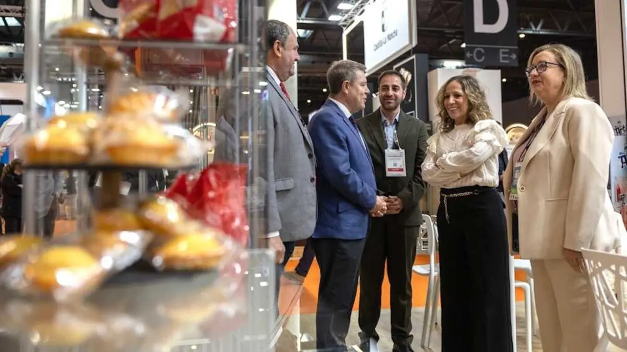 El presidente de Castilla-La Mancha, Emiliano Garc&iacute;a-Page, visita la feria de alimentaci&oacute;n Alimentaria, que se celebra durante estos d&iacute;as en Barcelona y en la que participa la regi&oacute;n