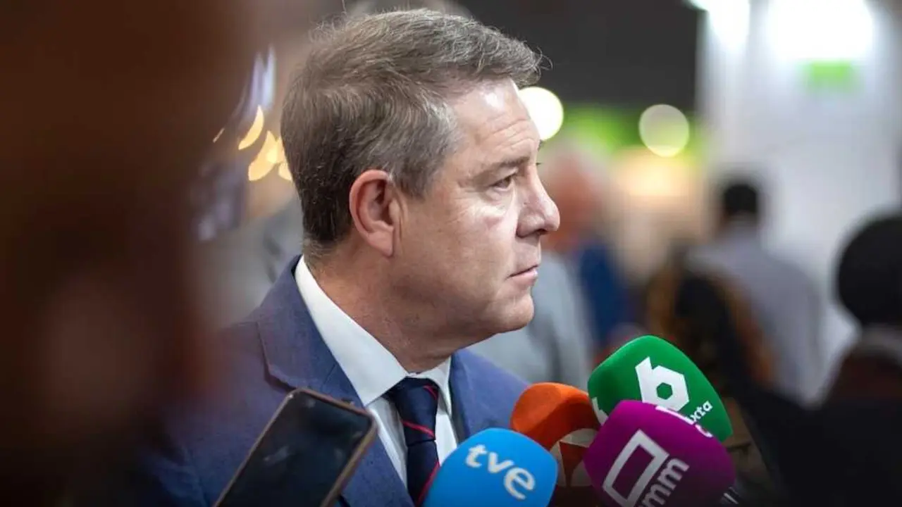 El presidente de Castilla-La Mancha, Emiliano Garc&iacute;a-Page, atendiendo a los medios en su visita la feria de alimentaci&oacute;n Alimentaria que se celebra estos d&iacute;as en Barcelona.