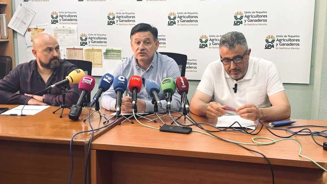 El secretario general de UPA Castilla-La Mancha, Juli&aacute;n Morcillo, durante la rueda de prensa que ha ofrecido