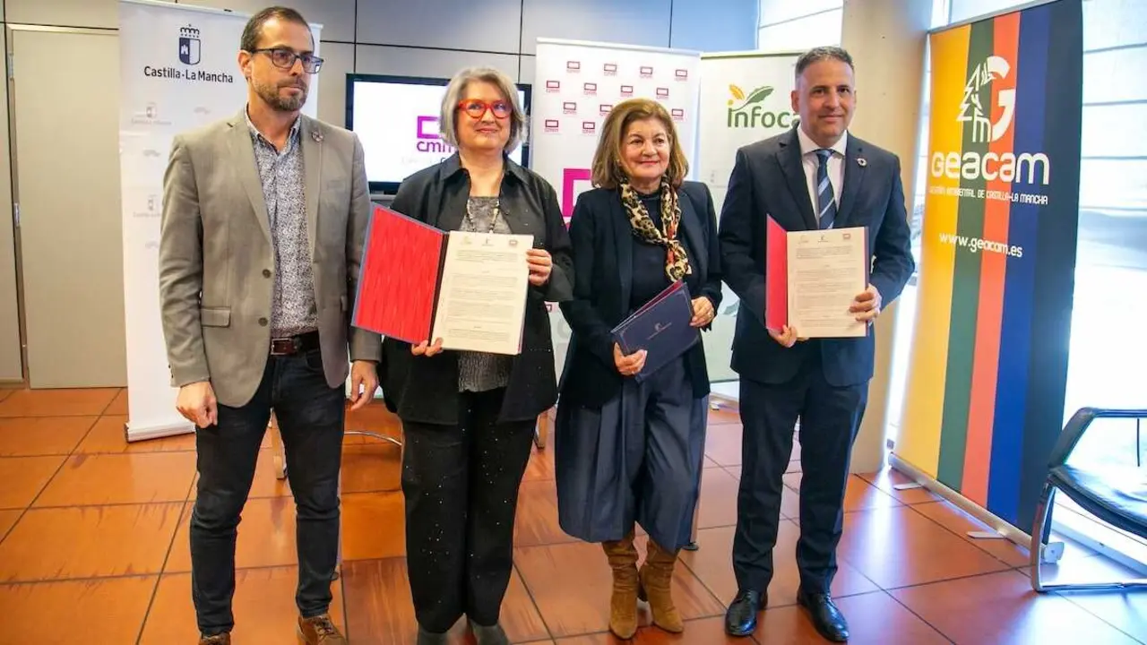 La consejera de Desarrollo Sostenible, Mercedes G&oacute;mez, ha firmado un convenio de colaboraci&oacute;n con la directora general del Ente P&uacute;blico Radiotelevisi&oacute;n de Castilla-La Mancha (CMM), Carmen Amores, y el gerente de Geacam, Miguel Pe&ntilde;a, para divulgar, educar y promover informaci&oacute;n en materia de prevenci&oacute;n de incendios forestales.