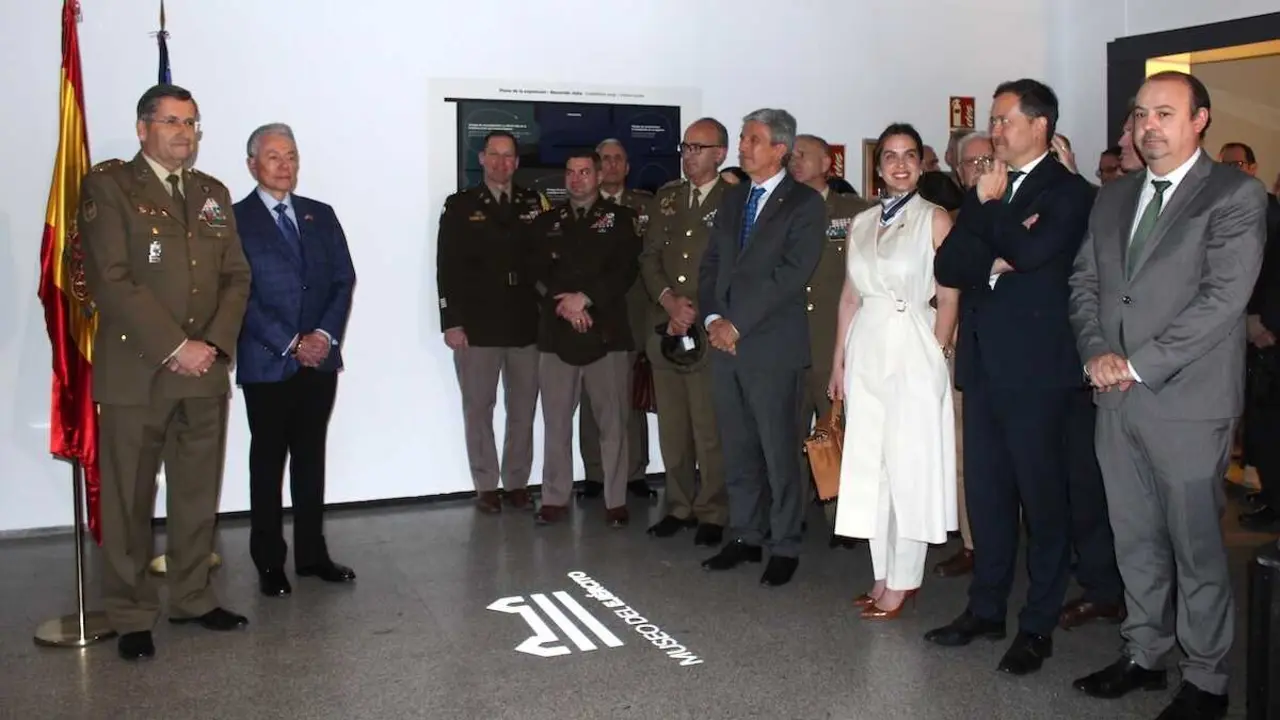 Autoridades durante la inauguraci&oacute;n de la exposici&oacute;n temporal 'Espa&ntilde;a en los Estados Unidos. La contribuci&oacute;n de los espa&ntilde;oles y su Ej&eacute;rcito al surgimiento de una naci&oacute;n', en el Museo del Ej&eacute;rcito en Toledo.