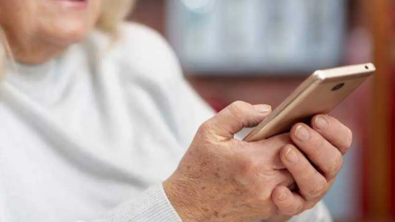 Cinco consejos para proteger a las personas mayores de las estafas online