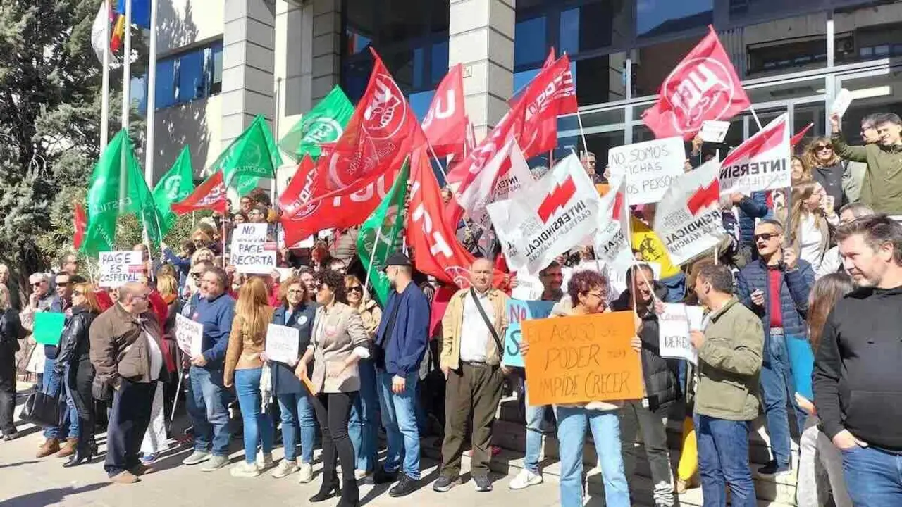CSIF, STAS, CCOO y UGT se manifiestan contra la decisi&oacute;n de la Junta de impedir que empleados p&uacute;blicos se acojan a excedencia.