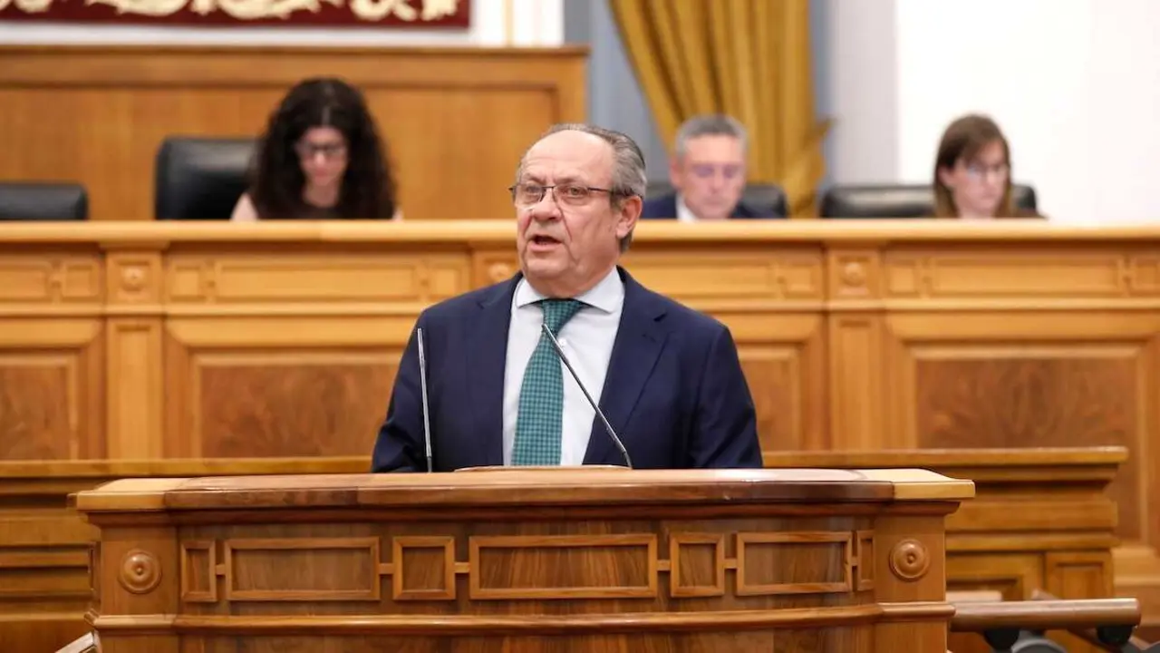 El consejero de Hacienda y Administraciones P&uacute;blicas de Castilla-La Mancha, Juan Alfonso Ruiz Molina, durante su intervenci&oacute;n en el Pleno de las Cortes regionales celebrado este jueves.