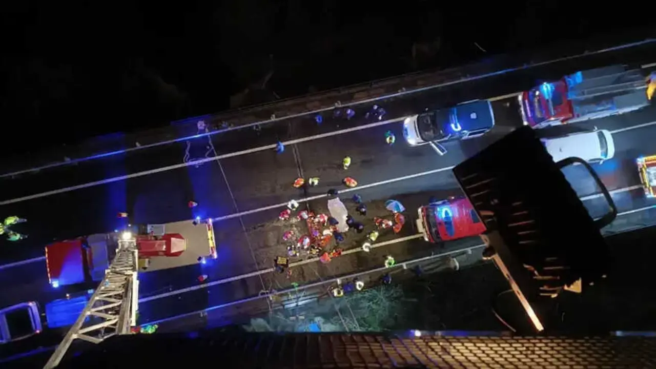 Al menos 19 muertos tras salirse de la carretera un autob&uacute;s y caer a un r&iacute;o