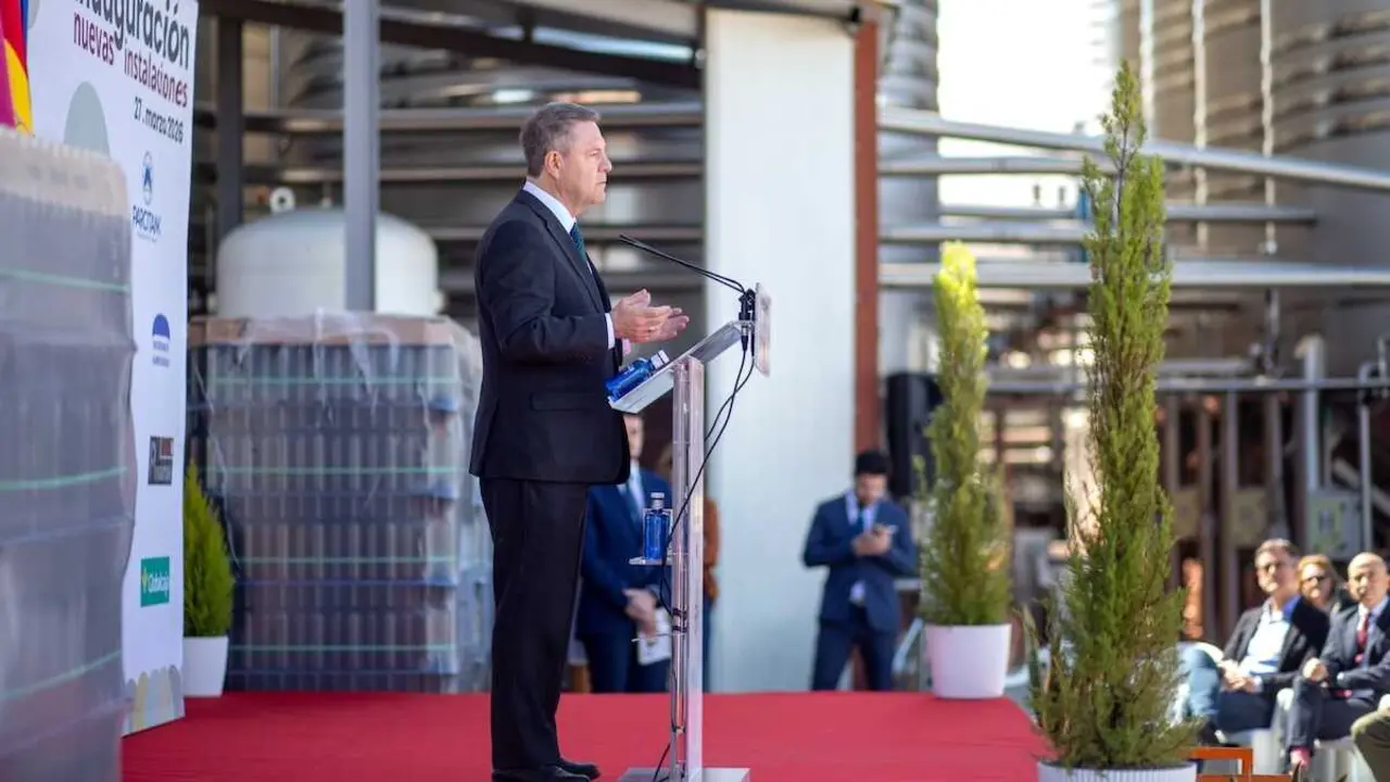 El presidente de Castilla-La Mancha, Emiliano Garc&iacute;a-Page, inaugura en Montealegre del Castillo, en la provincia de Albacete, las nuevas instalaciones de la &acute;Bodega Cooperativa Santiago Ap&oacute;stol&rsquo;.