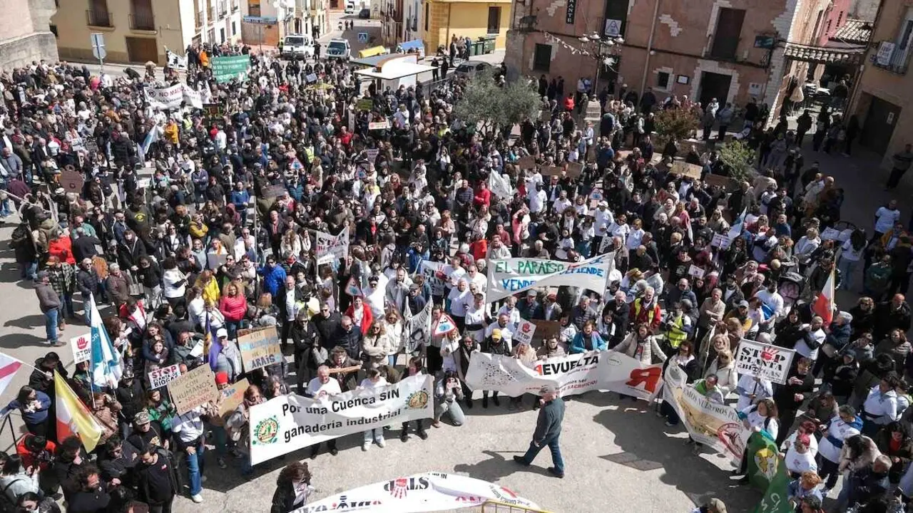 M&aacute;s de mil personas claman en Carrascosa del Campo (Cuenca) contra seis plantas de biog&aacute;s