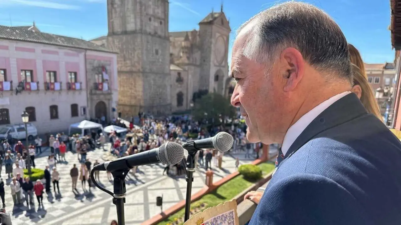 El alcalde de Talavera de la Reina (Toledo), Jos&eacute; Juli&aacute;n Gregorio, durante el Preg&oacute;n del Le&ntilde;o Florido