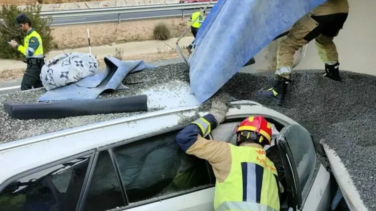 Imagen de archivo de un accidente de tr&aacute;fico con un turismo y un cami&oacute;n implicados