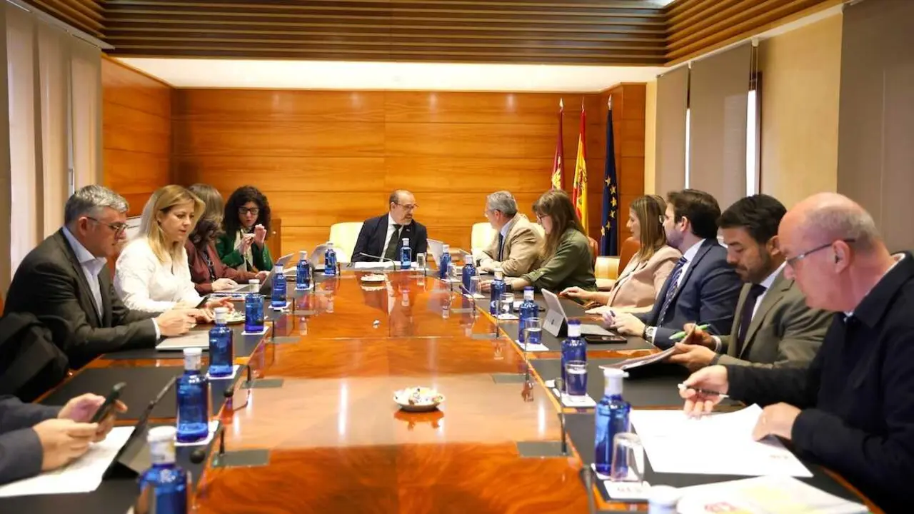 En la imagen un instante de la reuni&oacute;n de la Junta de Portavoces y Mesa de las Cortes de Castilla-La Mancha