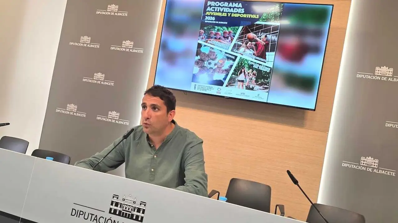 El diputado de Juventud y Deportes, Daniel Sancha, ha presentado la convocatoria de campamentos de verano para este a&ntilde;o 2026