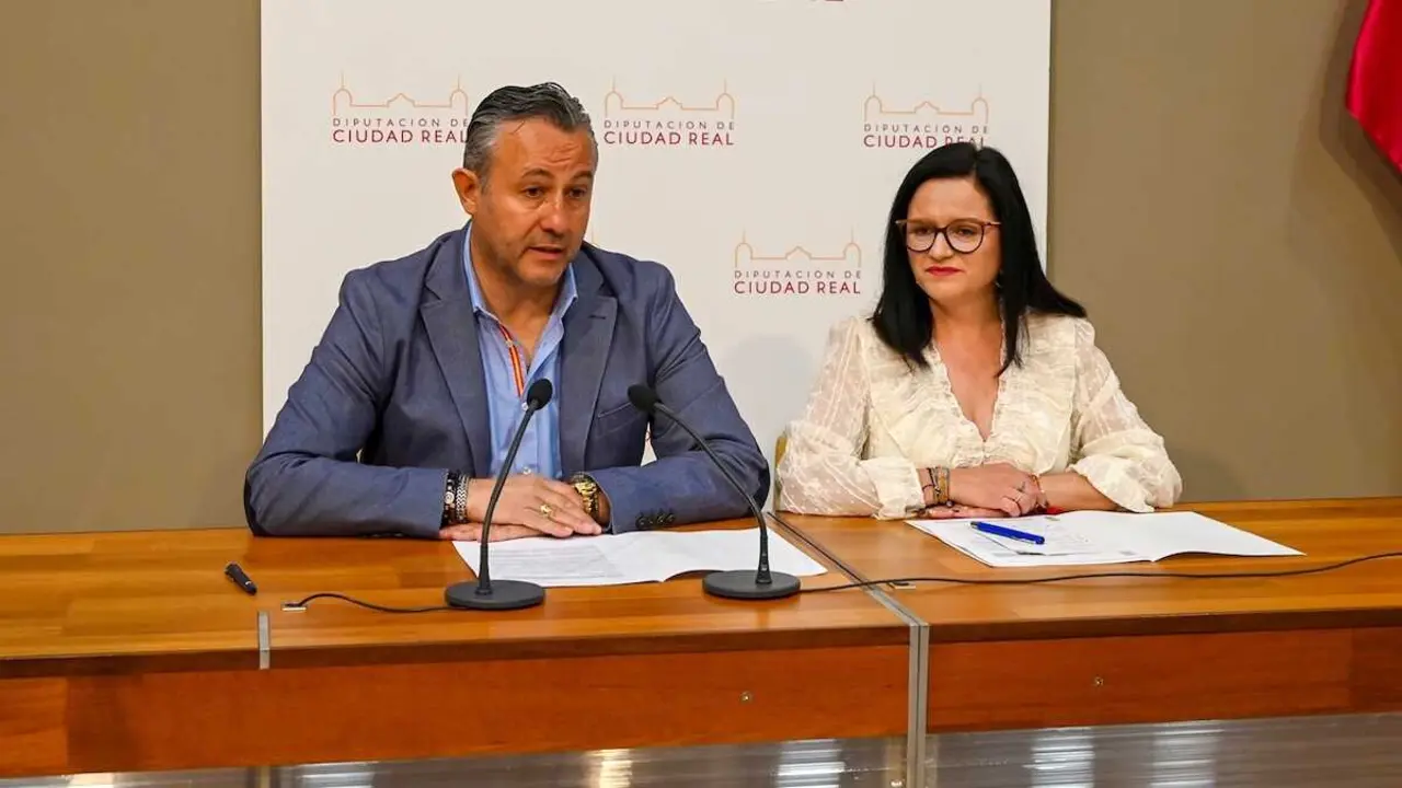 La portavoz del equipo de Gobierno de la Diputaci&oacute;n de Ciudad Real, Roc&iacute;o Zarco, y el vicepresidente de Hacienda, Adri&aacute;n Fern&aacute;ndez, en rueda de prensa
