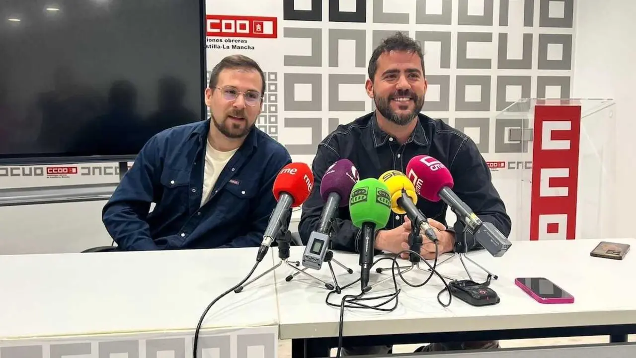 El secretario de Empleo, Formaci&oacute;n y Migraciones de CCOO Castilla-La Mancha, Juan Carlos del Puerto, en una comparecencia junto al secretario general de CCOO Guadalajara, Javier Morales.