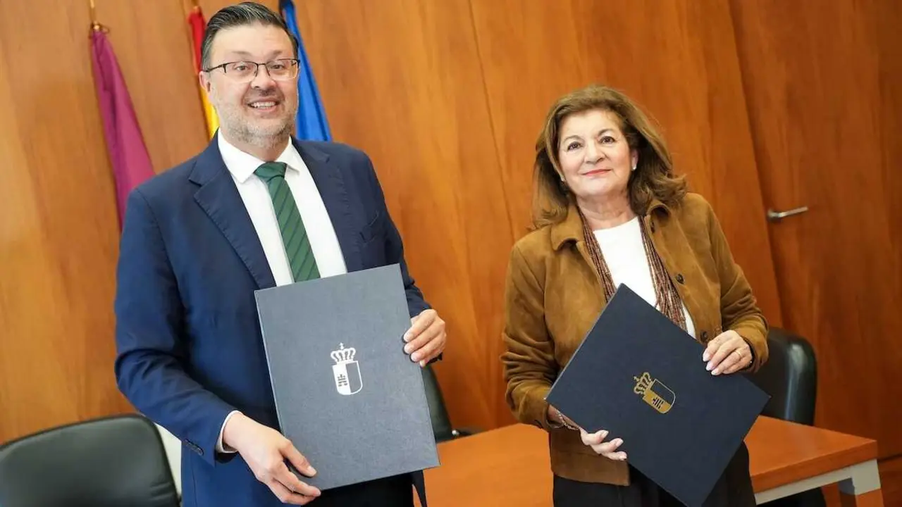 La directora general de CMM, Carmen Amores, y el consejero de Educaci&oacute;n, Cultura y Deportes, Amador Pastor, tras la firma del acuerdo.