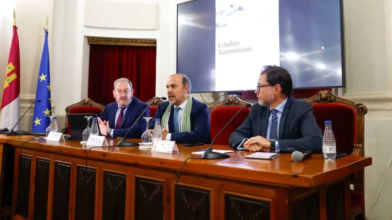 El presidente de las Cortes de Castilla-La Mancha, Pablo Bellido, ha inaugurado en la UCLM en Toledo el XXXVI Seminario de Estudios Auton&oacute;micos.