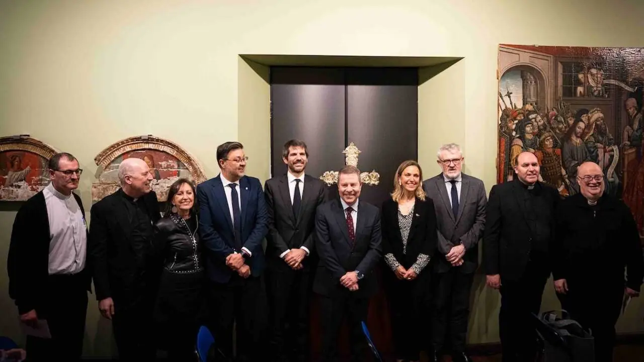 El presidente de Castilla-La Mancha, Emiliano Garc&iacute;a-Page, y el ministro de Cultura, Ernesto Urtasun, en el acto de restituci&oacute;n de obras incautadas y no devueltas por la dictadura franquista, en Sig&uuml;enza (Guadalajara).