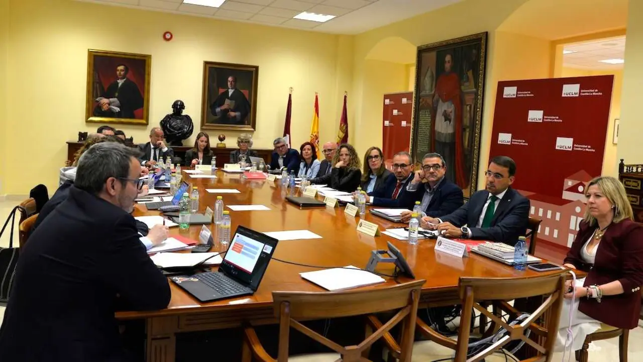 En la imagen un instante de la reuni&oacute;n del Consejo Social de la UCLM