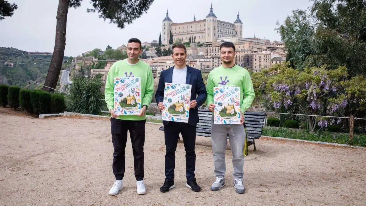 El director general de Juventud y Deportes, Carlos Yuste, presenta el &acute;Verano Joven 2026&acute;, en el Castillo de San Servando de Toledo.