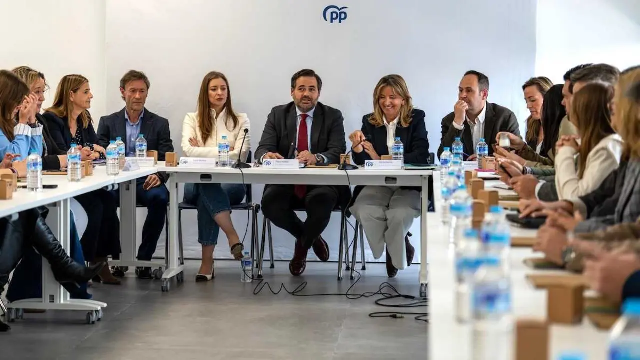 El presidente regional del PP, Paco N&uacute;&ntilde;ez, junto a las portavoces del partido en el Congreso y en el Senado, Ester M&uacute;&ntilde;oz y Alicia Garc&iacute;a, respectivamente, durante la Interparlamentaria del PP de Castilla-La Mancha celebrada este viernes en Belinch&oacute;n (Cuenca).
