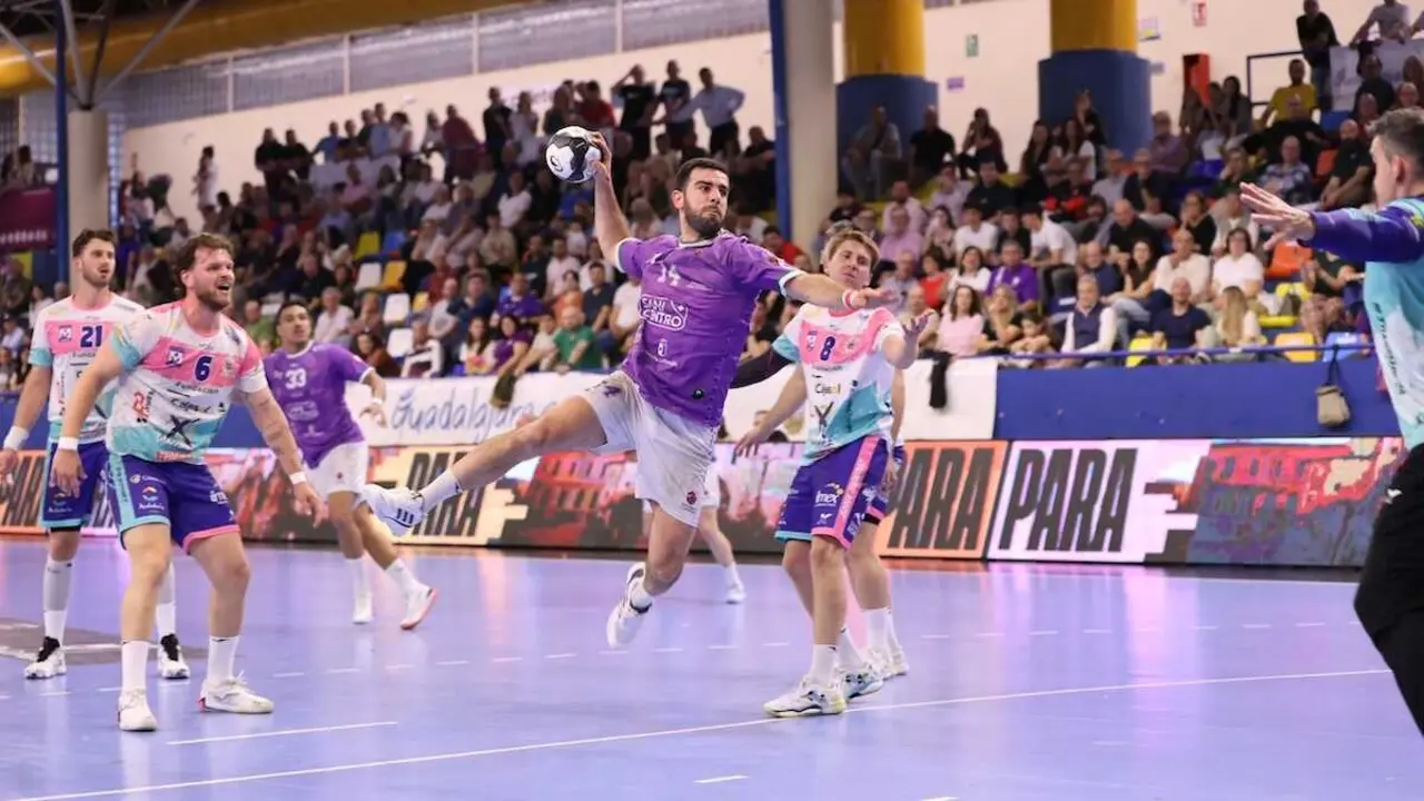 Un penalti final condena a Guadalajara tras rozar la victoria (25-25) - Fotograf&iacute;a: Santi Molina