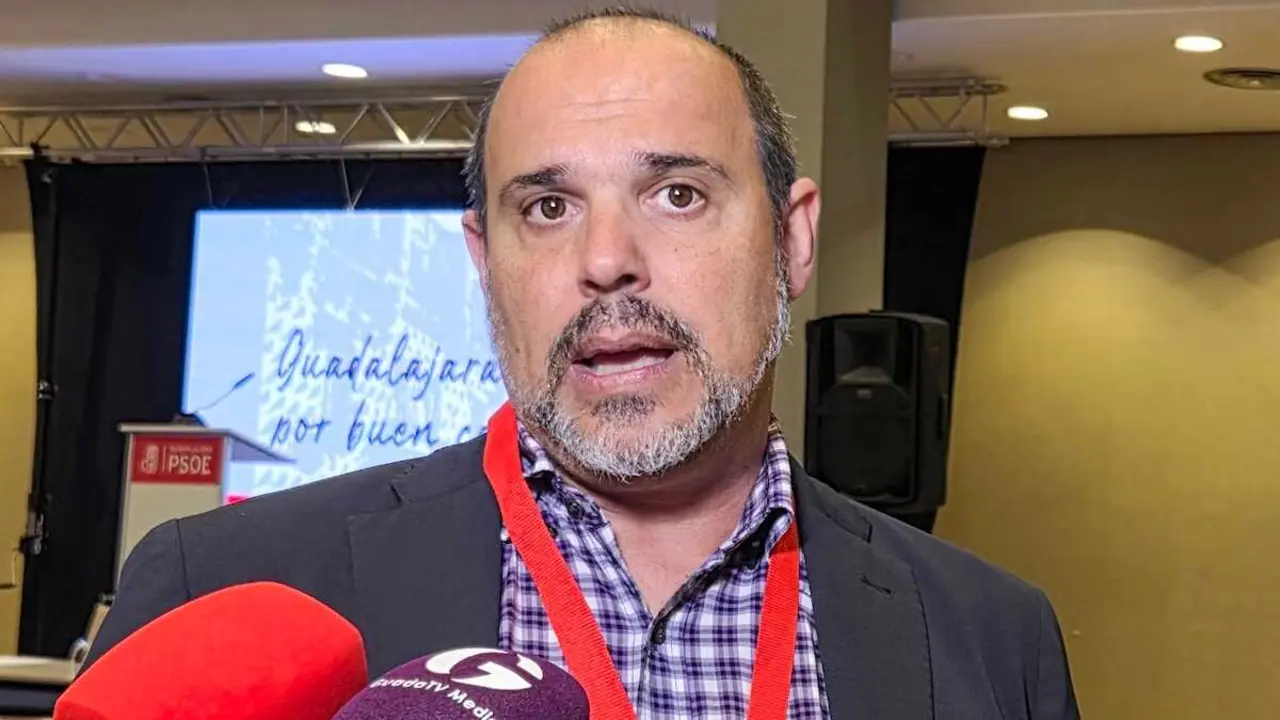 El secretario general del PSOE de la provincia de Guadalajara, Pablo Bellido, atendiendo este s&aacute;bado a los medios