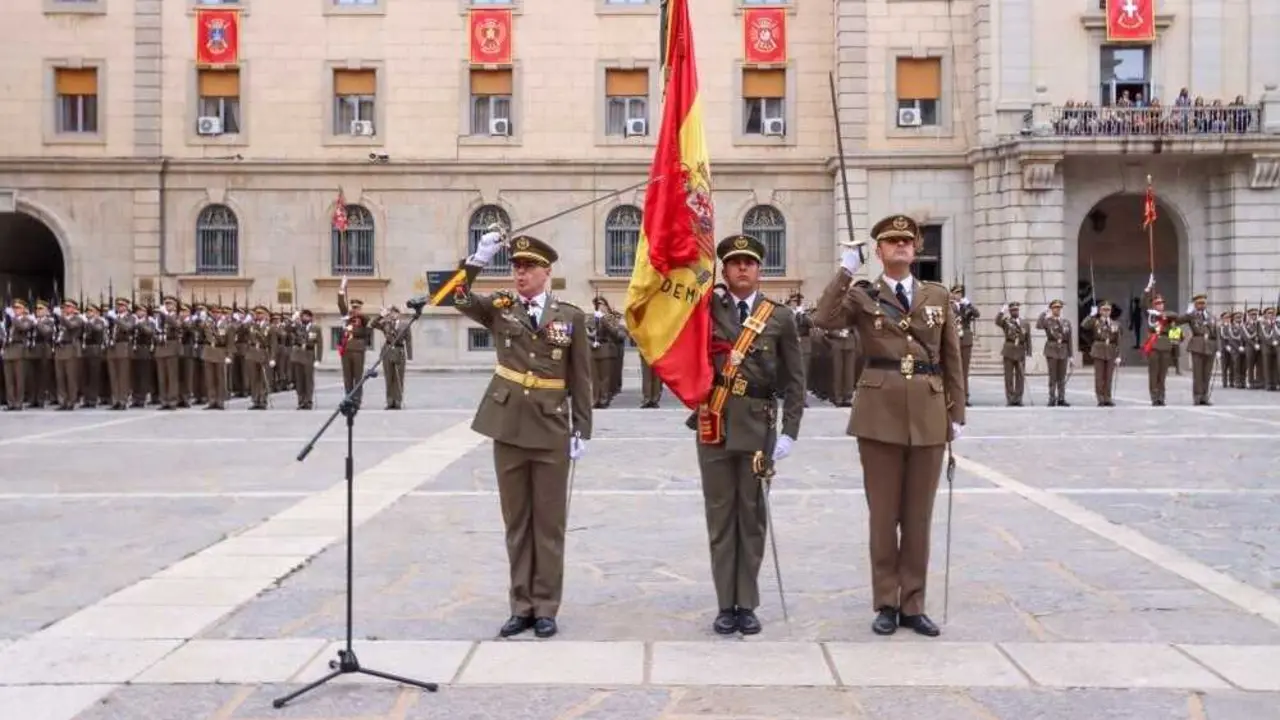 Trescientos civiles juran la Bandera en la Academia de Infanter&iacute;a