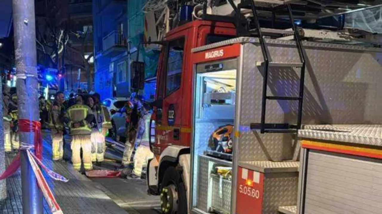 Varios heridos graves y vecinos confinados tras un incendio en un edificio