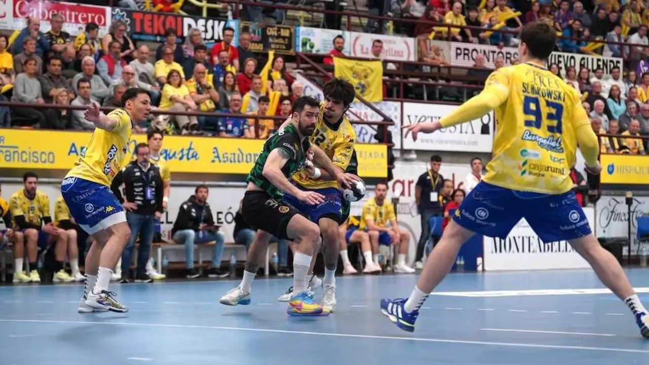 El Rebi Cuenca sucumbe en Aranda y se complica la vida (33-23)&nbsp;- Fotograf&iacute;a: Roberto Campillo