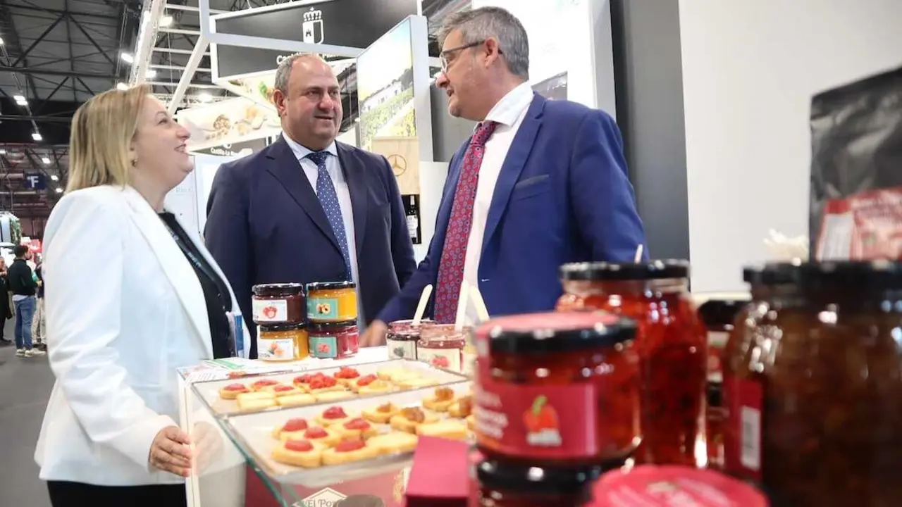 El consejero de Agricultura, Ganader&iacute;a y Desarrollo Rural, Juli&aacute;n Mart&iacute;nez Liz&aacute;n, este lunes en el estand de Castilla-La Mancha en el Sal&oacute;n Gourmets que se celebra estos d&iacute;as en Madrid.