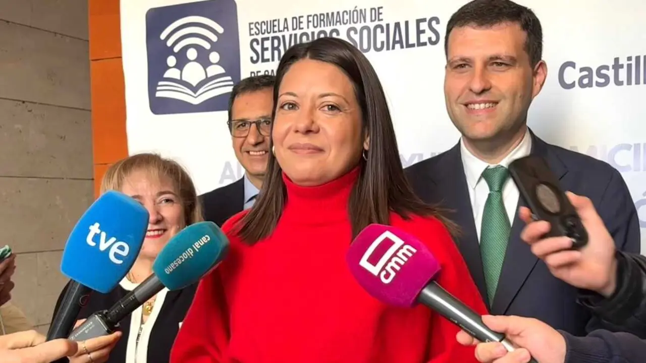 La consejera de Bienestar Social de Castilla-La Mancha, B&aacute;rbara Garc&iacute;a Torijano, atendiendo a los medios antes de inaugurar la Escuela de Formaci&oacute;n de Servicios Sociales.
