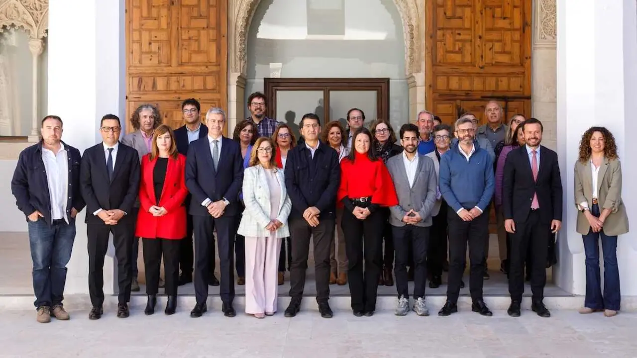 El vicepresidente segundo de Castilla-La Mancha, Jos&eacute; Manuel Caballero y la consejera de Bienestar Social, B&aacute;rbara Garc&iacute;a Torijano, presentan las Rutas Senderistas para Personas con Discapacidad en el Palacio de Fuensalida.