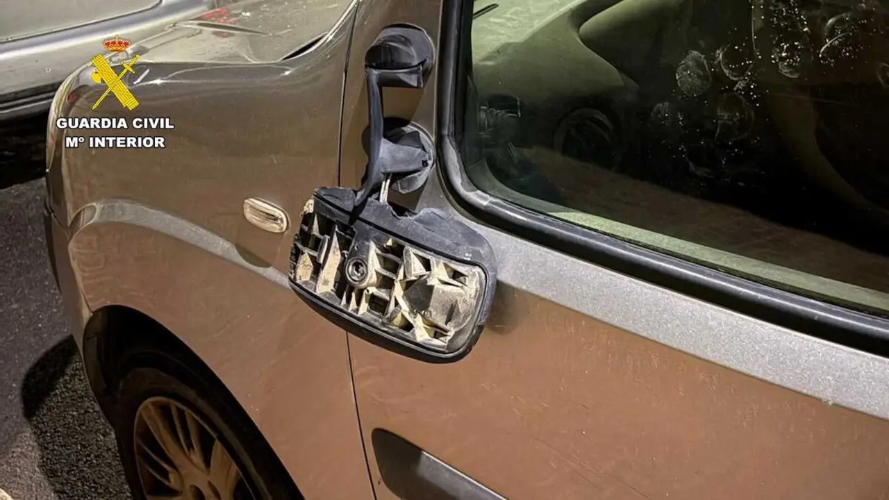 Un menor a patadas con los retrovisores de nueve coches en Caudete (Albacete)