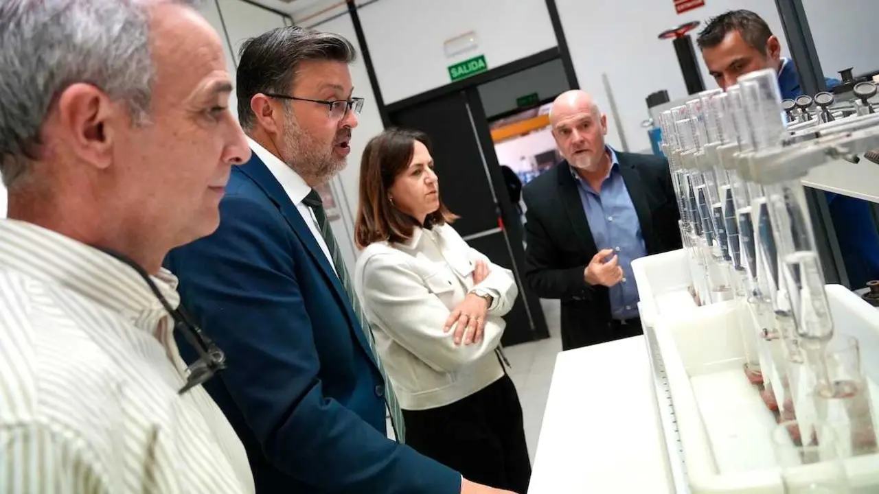 El consejero de Educaci&oacute;n, Cultura y Deportes, Amador Pastor, en sus visita al Centro Tecnol&oacute;gico de Actividades de la Construcci&oacute;n (NOTIO).