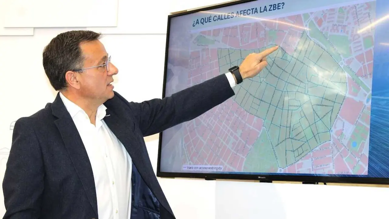 El alcalde de Albacete, Manuel Serrano, durante la presentaci&oacute;n de la Zona de Bajas Emisiones (ZBE)