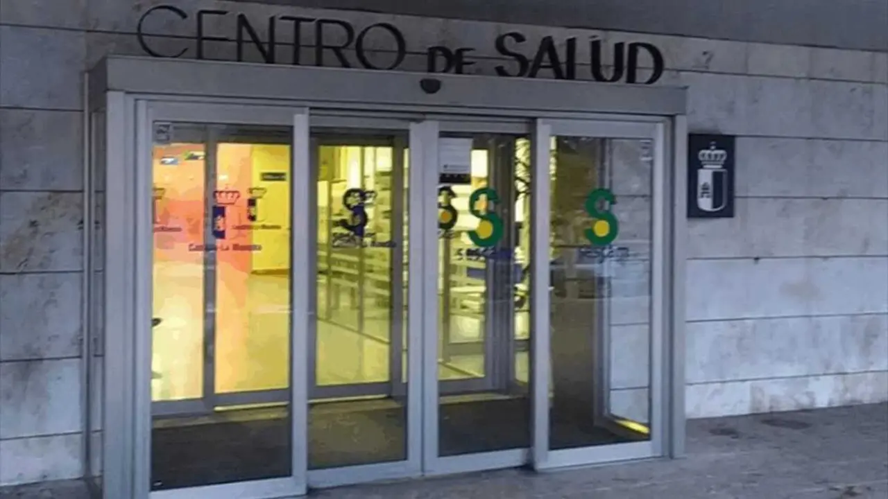 En la imagen la entrada al Centro de Salud del barrio del Pol&iacute;gono de Toledo donde se produjo la agresi&oacute;n a los sanitarios