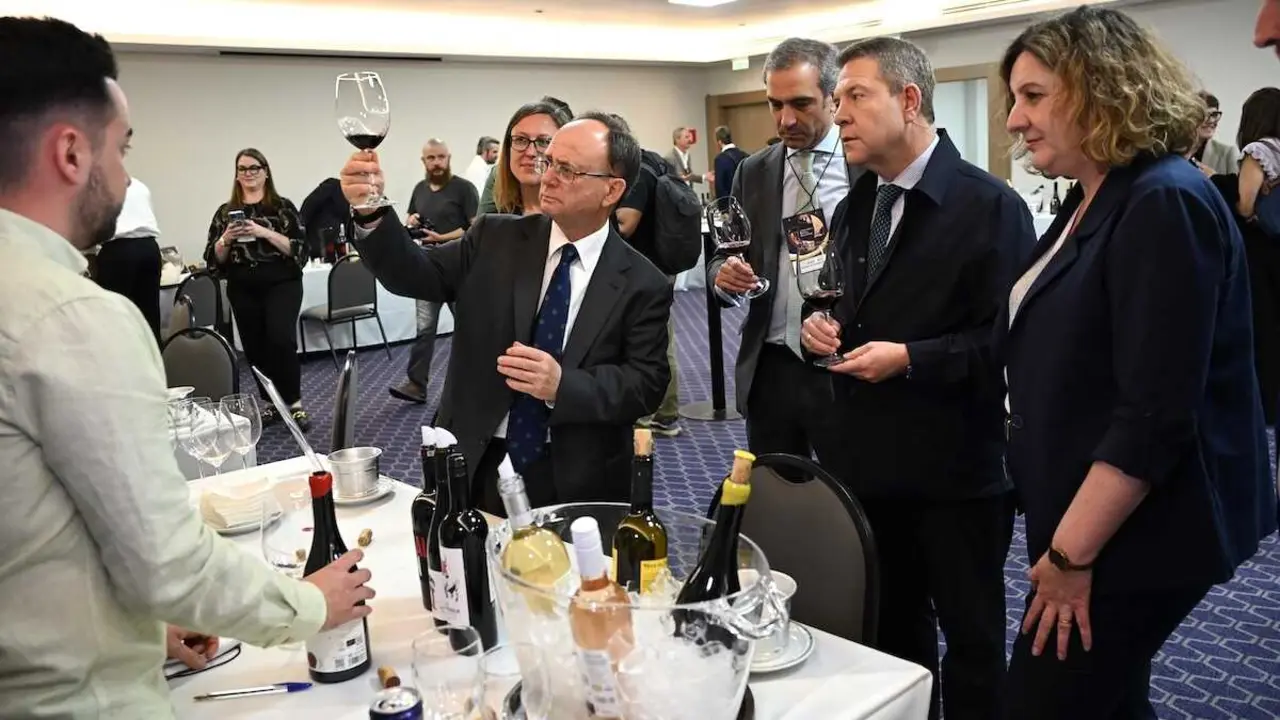 El presidente de Castilla-La Mancha, Emiliano Garc&iacute;a-Page, visita la acci&oacute;n comercial de vinos que organiza el Instituto de Promoci&oacute;n Exterior de Castilla-La Mancha en Interbev Wine Tasting.