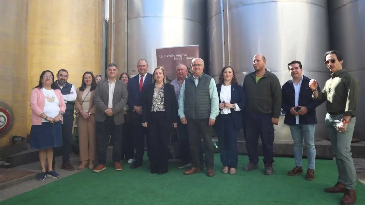 El consejero de Agricultura, Ganader&iacute;a y Desarrollo Rural, Juli&aacute;n Mart&iacute;nez Liz&aacute;n, ha visitado la Cooperativa Nuestra Se&ntilde;ora de la Natividad de M&eacute;ntrida (Toledo).