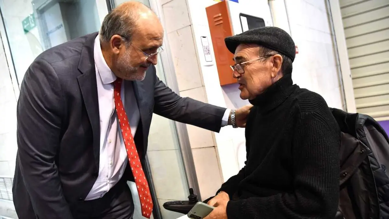 Isidoro G&oacute;mez Cavero (d) conversa con el vicepresidente primero de Castilla-La Mancha, Jos&eacute; Luis Mart&iacute;nez Guijarro, que ha avanzado su nombramiento como Hijo Predilecto de Castilla-La Mancha.