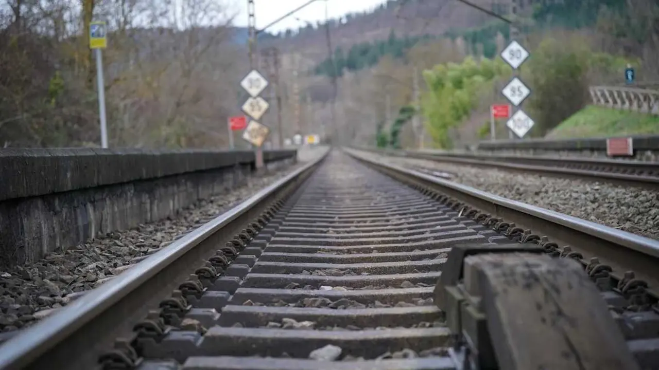 catenaria, v&iacute;as del tren, ferrocarril, accidente de tren,