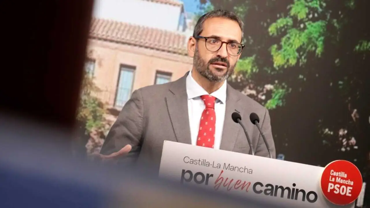 El secretario de Organizaci&oacute;n del PSOE de Castilla-La Mancha, Sergio Guti&eacute;rrez, durante la rueda de prensa que ha ofrecido