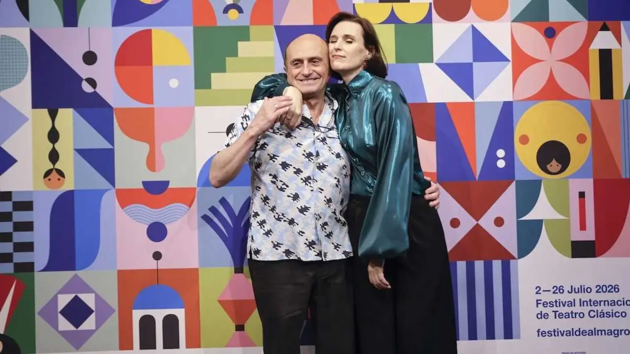 El actor Pepe Viyuela, que ser&aacute; distinguido con el Premio Corral de Comedias de la 49&ordf; edici&oacute;n del Festival Internacional de Teatro Cl&aacute;sico de Almagro, acompa&ntilde;ado de la directora del festival, Irene Pardo - EFE/Marcos Villaoslada