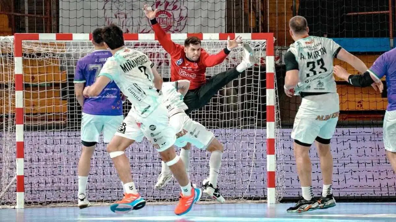 El Guadalajara se desangra en Le&oacute;n tras perdonar siete goles (34-31) - Fotograf&iacute;a: A.M. Producciones