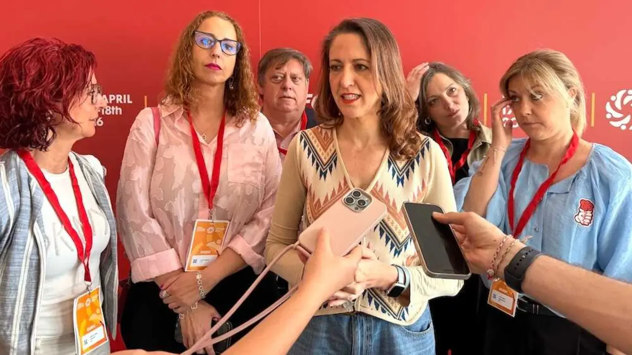 La eurodiputada y vicesecretaria general del PSOE de Castilla-La Mancha, Cristina Maestre, atendiendo a los medios este s&aacute;bado en Barcelona