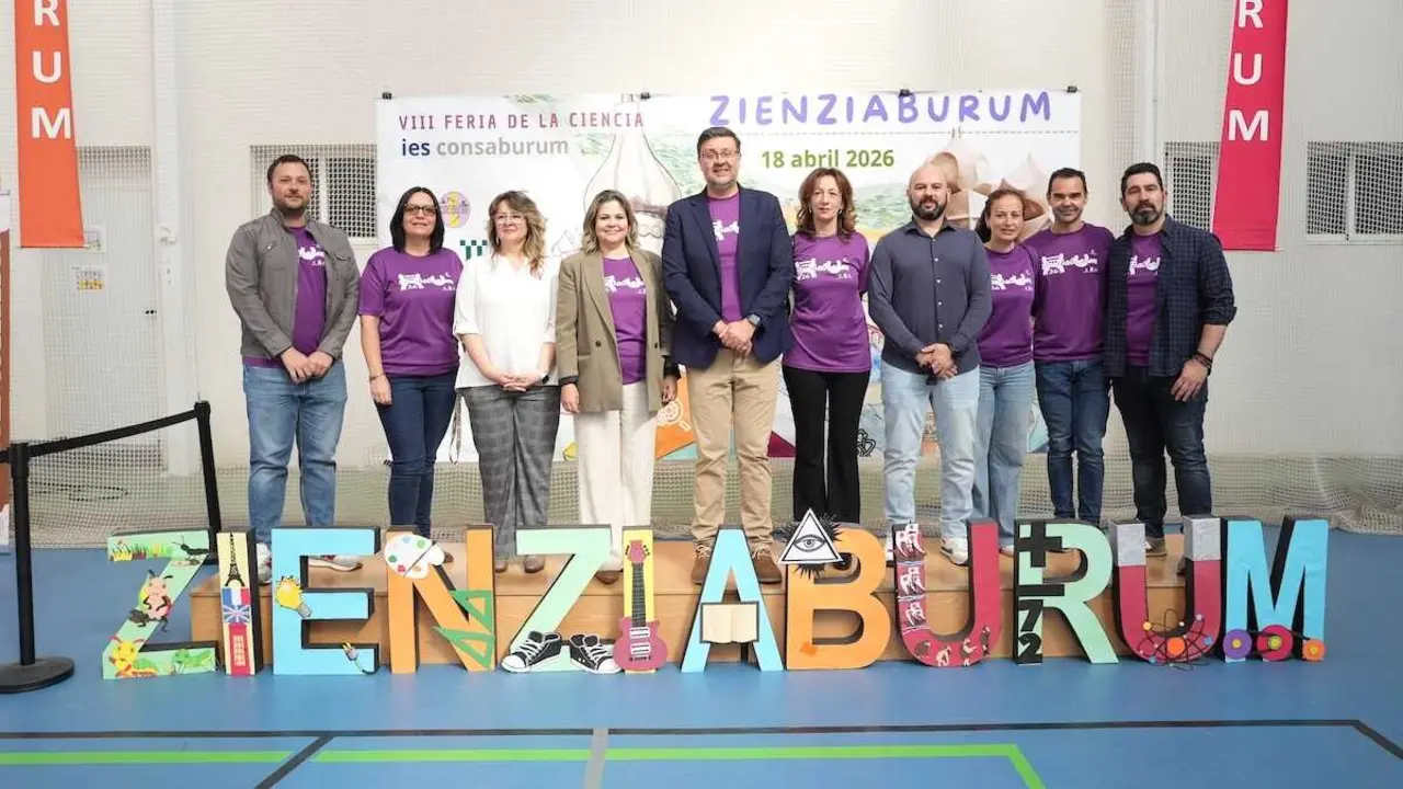 El consejero de Educaci&oacute;n, Cultura y Deportes de Castilla-La Mancha, Amador Pastor, este s&aacute;bado en la VIII Feria de la Ciencia &acute;Zienziaburum&rsquo; celebrada en Consuegra (Toledo)