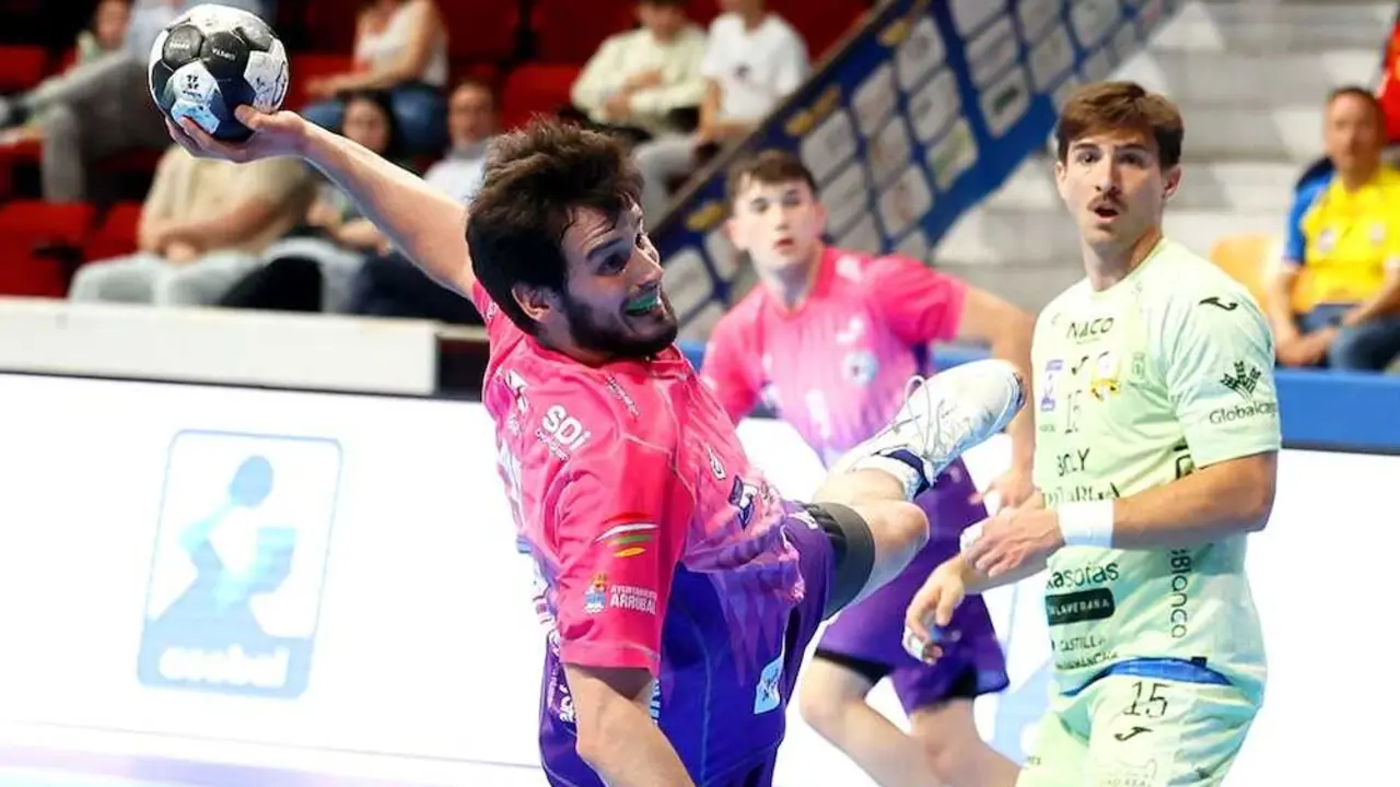 El Logro&ntilde;o exhibe su pegada frente al Caser&iacute;o Ciudad Real (28-33) - Fotograf&iacute;a: Jos&eacute; Ram&oacute;n Garc&iacute;a Carpintero