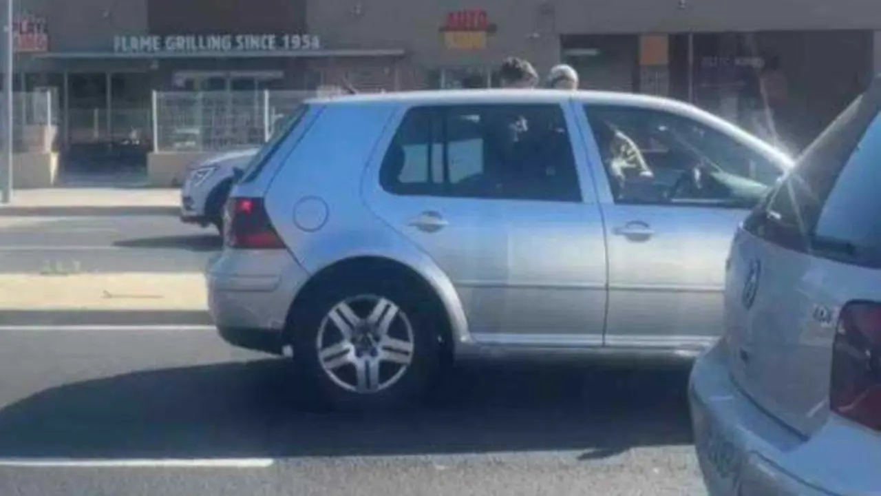 VIDEO. Se l&iacute;a con otro conductor a pu&ntilde;etazos en una discusi&oacute;n de tr&aacute;fico